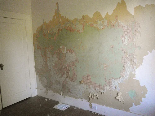 Pre-renovation room wall image